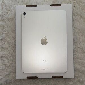 Apple iPad Are 4th gen (Broken Screen)